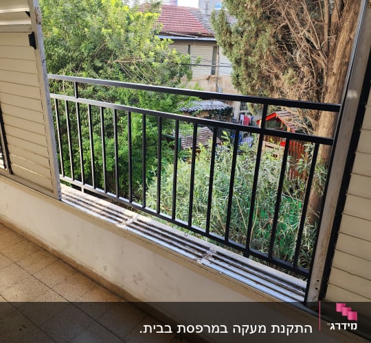 מעקה מתכת שחור עם תריסים פתוחים